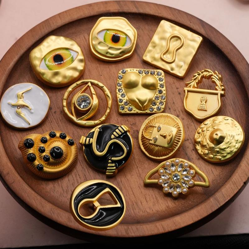 Vintage Metal Button Artistic  – Vintage Collectible Buttons Bewertung und Preis