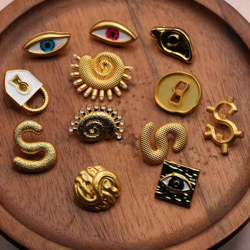 Vintage Metal Button Artistic  – Vintage Collectible Buttons Bewertung und Preis